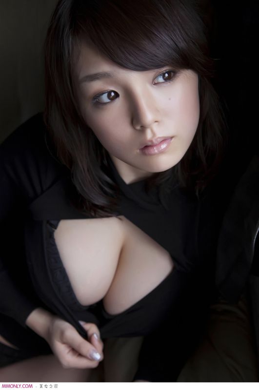 紧身短裙美女筱崎爱酥胸性感写真