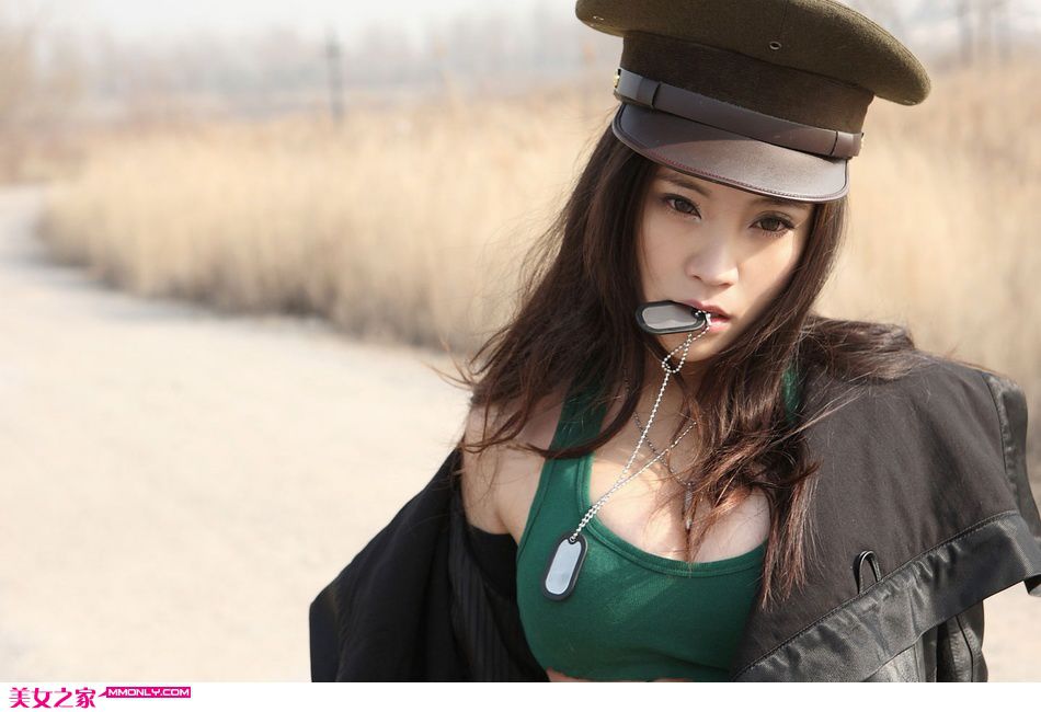 爆乳美女邵路雅户外高清写真