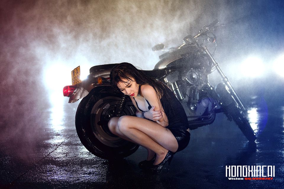 火辣性感美女夜拍上演湿身诱惑