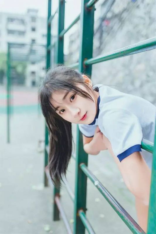 17岁高中生女主播优雅清纯写真