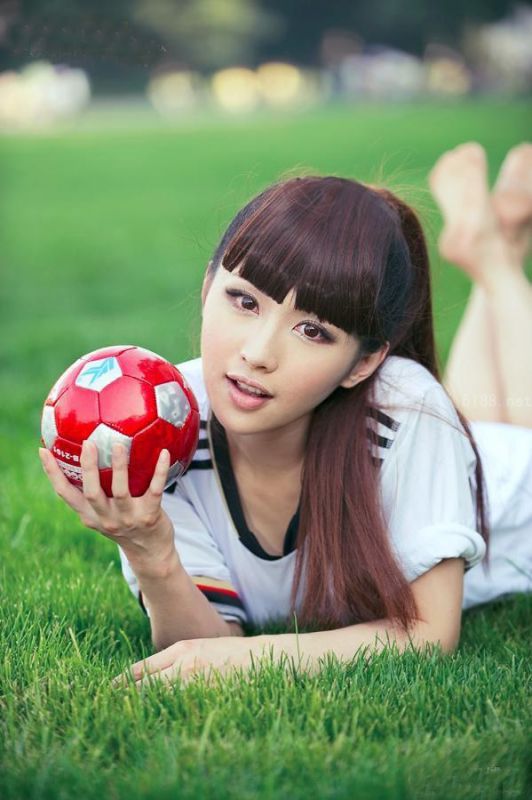 萌妹子化身德国宝贝拍摄写真