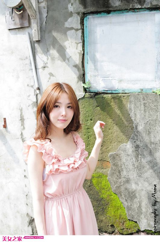 气质美女小清新户外写真