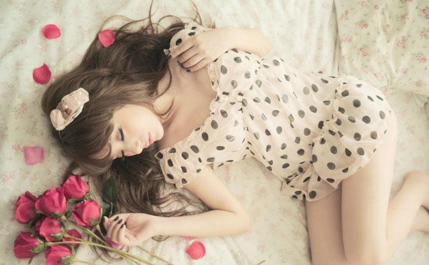 娇小萌妹子拍写真展优美曲线