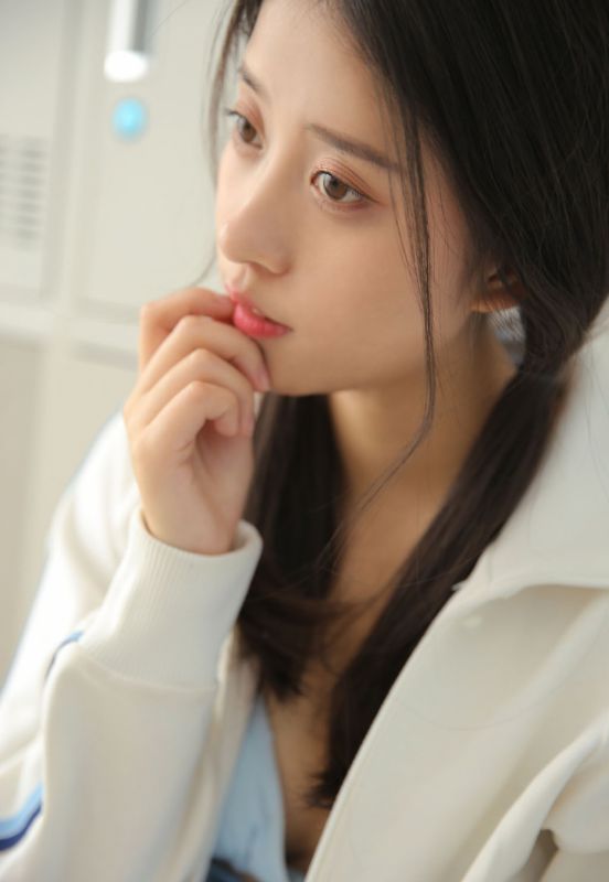 极品美女双马尾室内更衣白丝比基尼性感写真