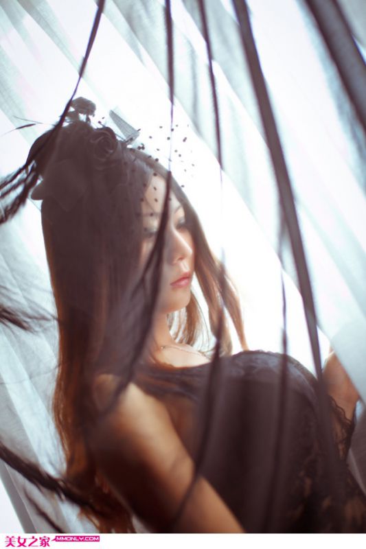 黑色蕾丝美女性感私房写真