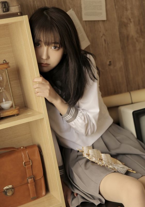 校园制服美女白丝美腿清纯养眼空灵气质御姐写真