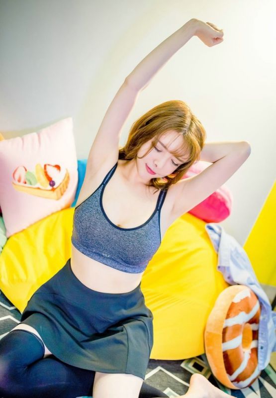 金色混血美女爆乳黑丝性感丝袜美腿气质写真图片