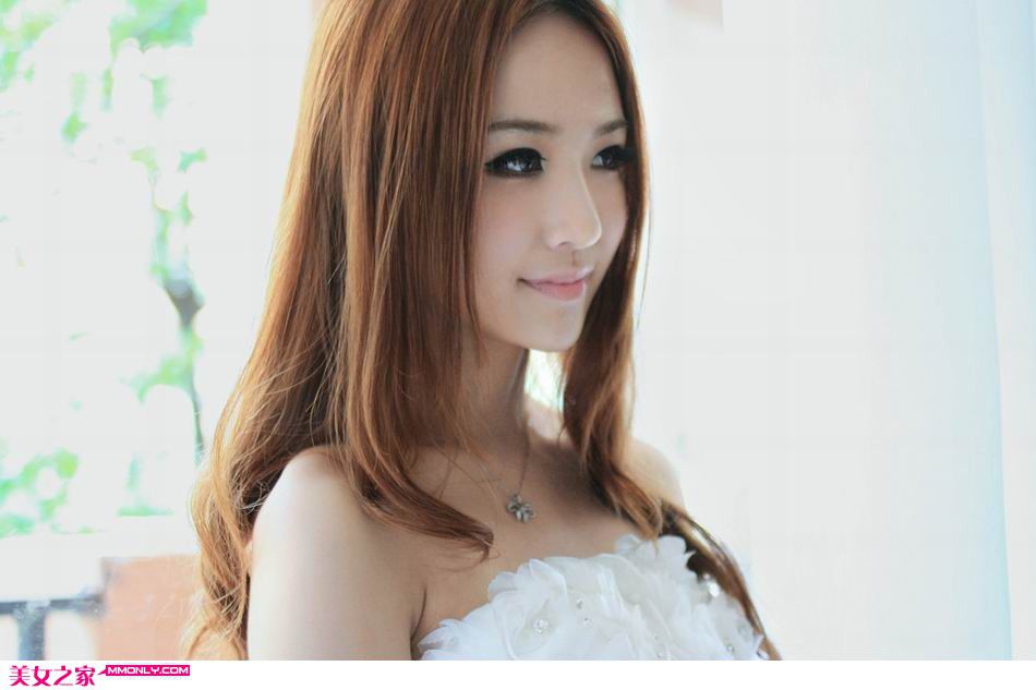 洁白婚纱美女私房迷人写真