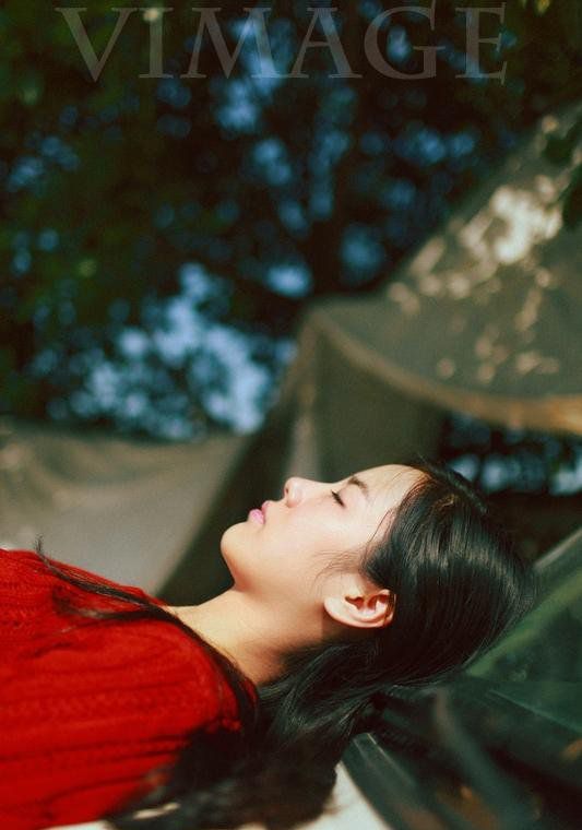 清纯红衣萌妹子迷人私房写真