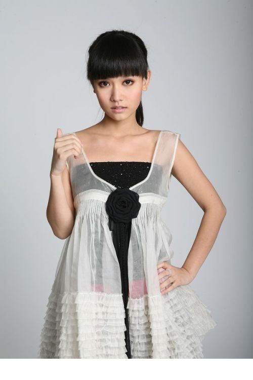 俏丽佳人孙骁骁制服写真英气十足