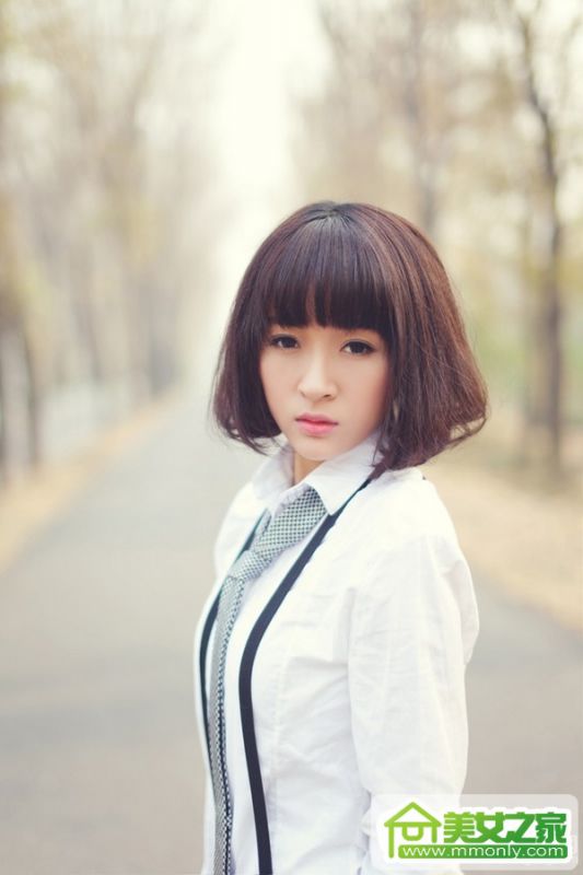 90后美女阿悄高清户外写真