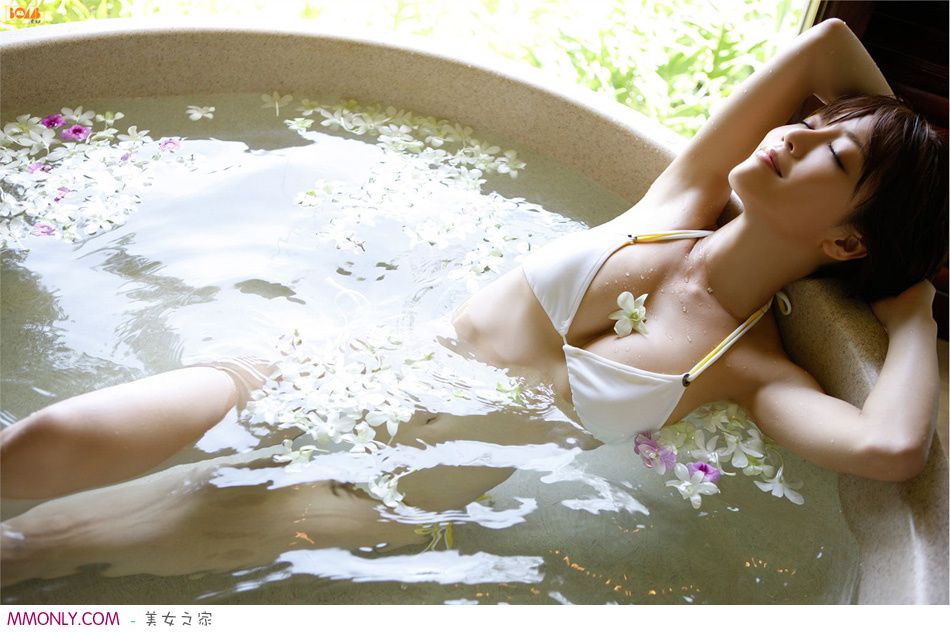 比基尼翘臀美女小清新户外写真