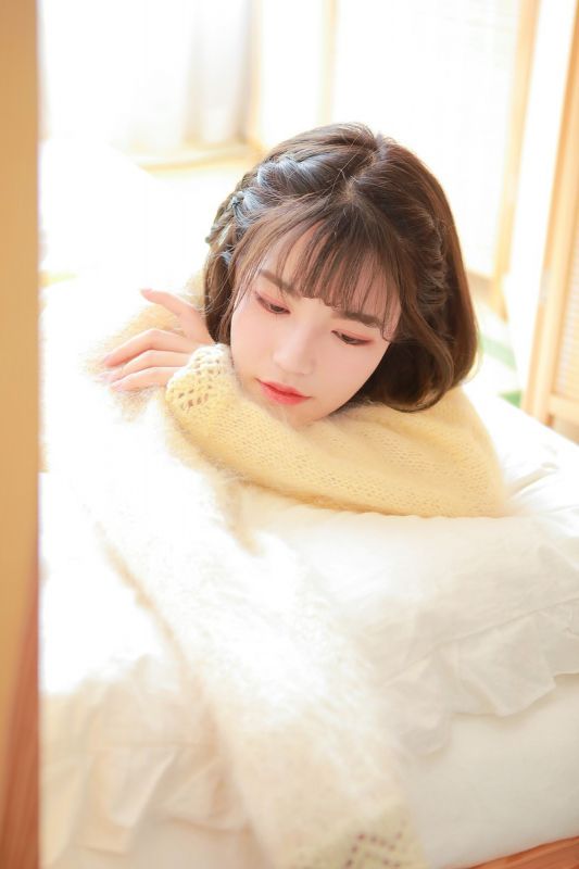 牙套学生妹室内白丝美足清纯写真