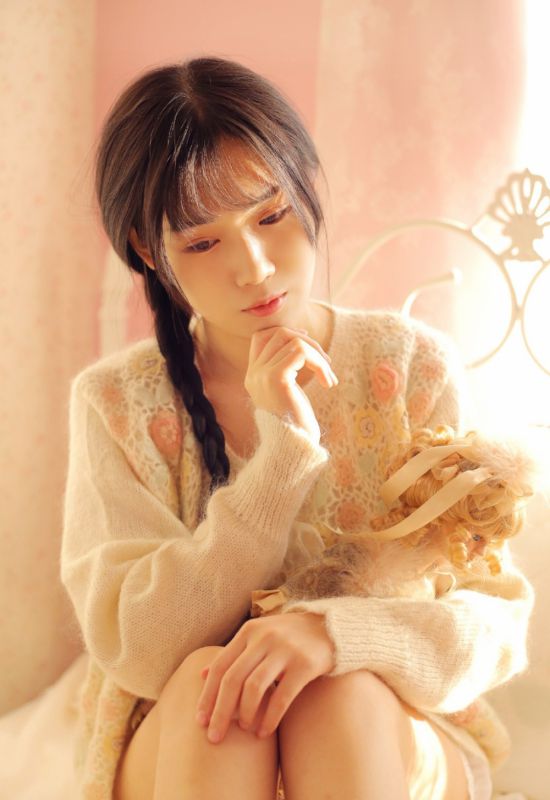 极品古典麻花辫美女私房粉嫩丝袜美腿清纯图片