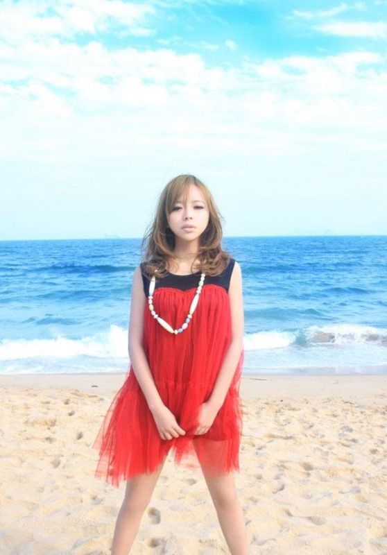 海边萌妹子俏皮可人写真
