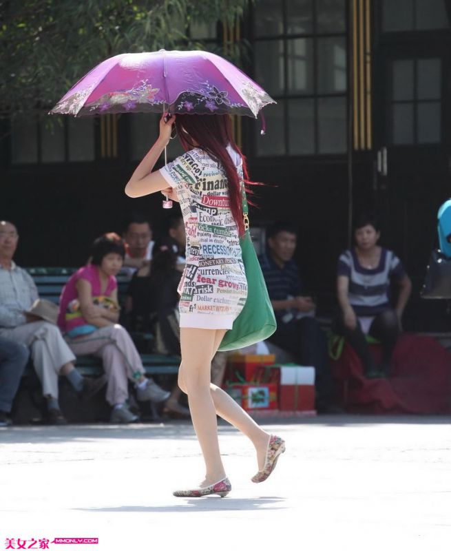 街拍撑伞短裙美女高清图片