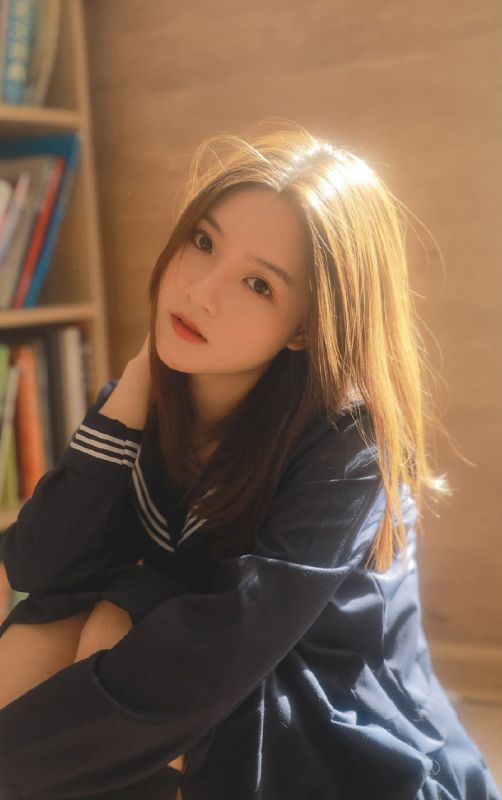 日本校园美女水手服学生妹丝袜诱惑室内图片