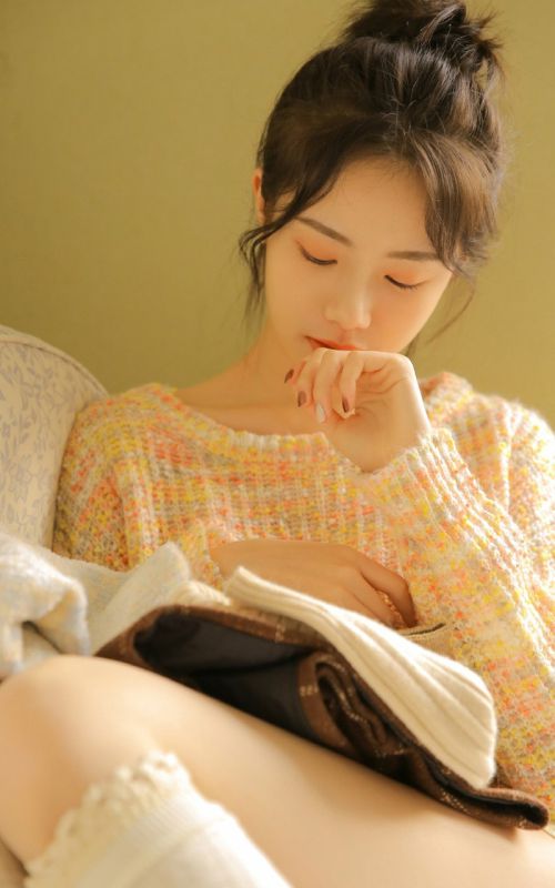 娇羞未成年美女私房白丝袜美腿居家天然诱惑写真图片
