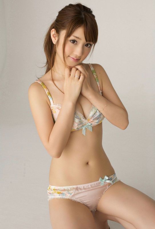 日本女优小仓优子内衣迷人写真