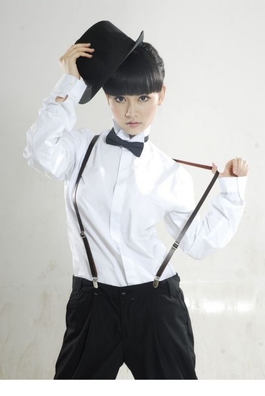 俏丽佳人孙骁骁制服写真英气十足