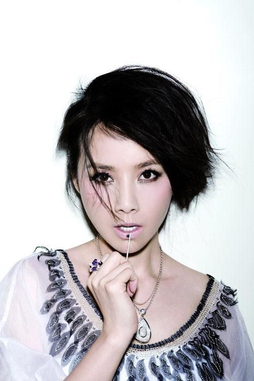 长裙美女何琳性感迷人写真