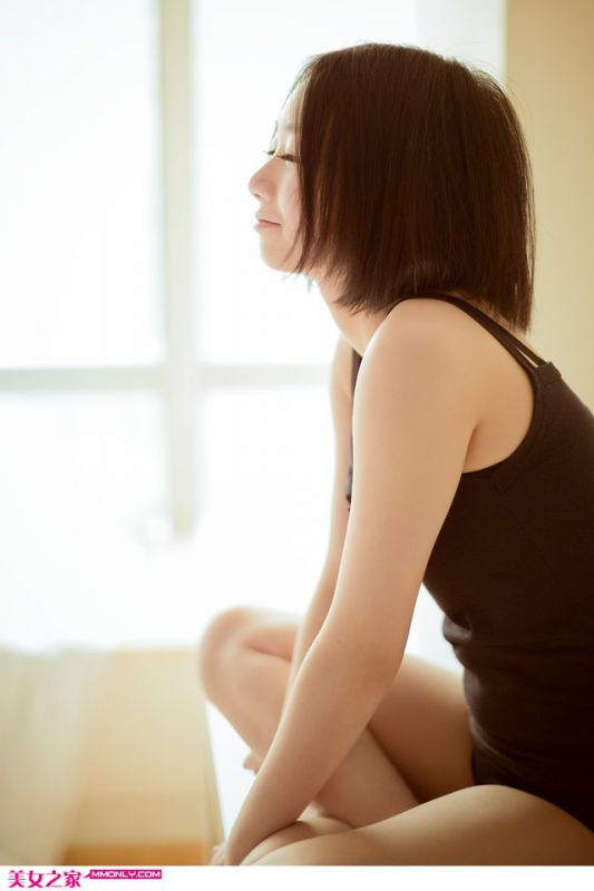 短发美女清新可爱迷人写真