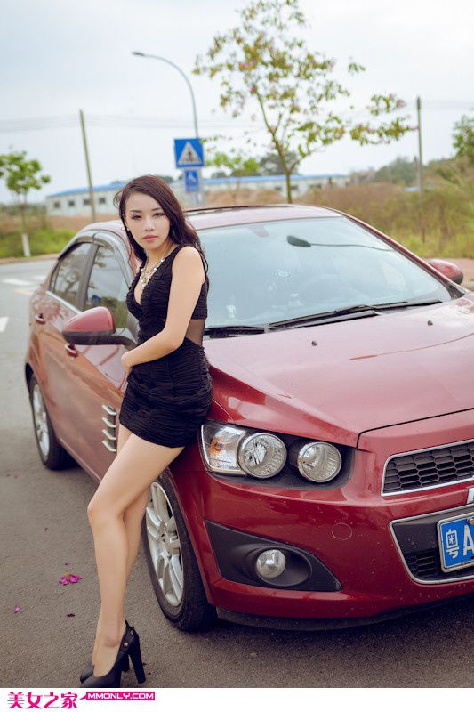 车模Aveo性感酥胸迷人写真