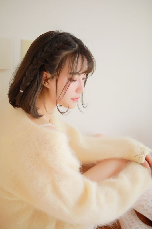 牙套学生妹室内白丝美足清纯写真