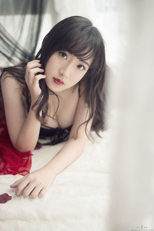 黑裙小美女性感酥胸迷人写真
