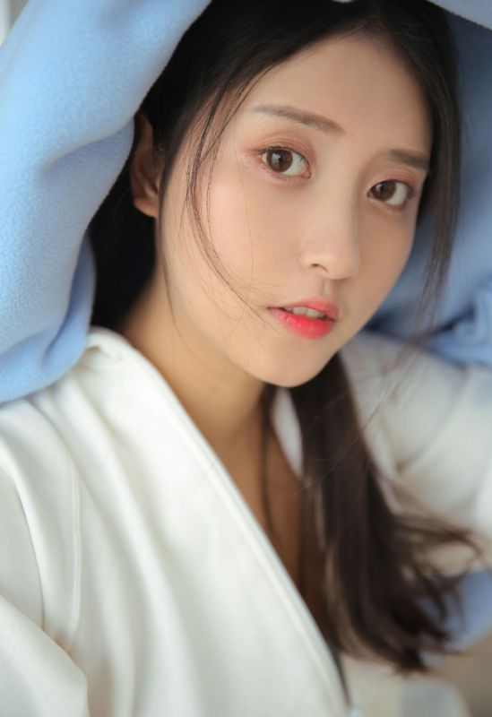 极品美女双马尾室内更衣白丝比基尼性感写真