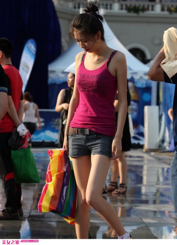 街拍短裤美女高清图集
