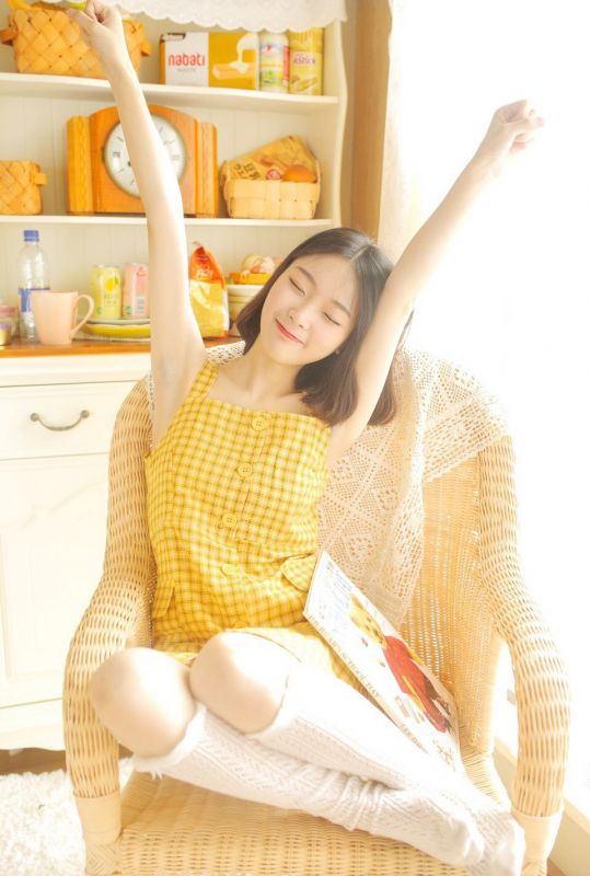 短发曲奇少女风趣可爱丝袜美女写真
