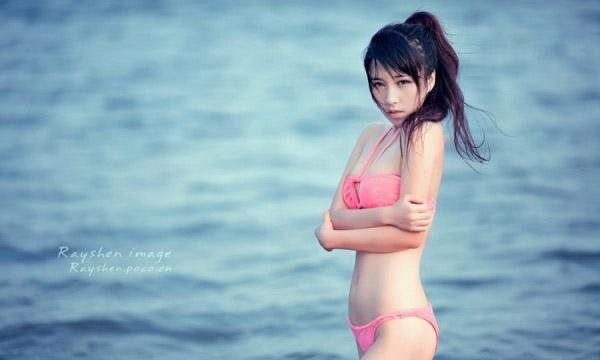 粉色比基尼萌妹子海边清纯写真