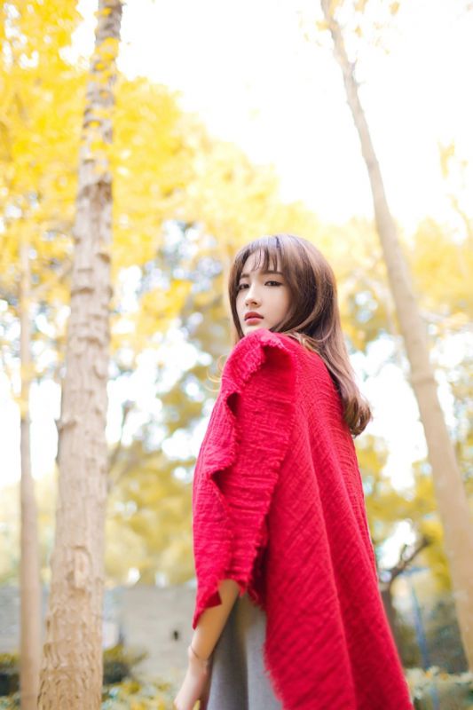 清纯学生妹苏夏户外银杏树下唯美写真图片第3张