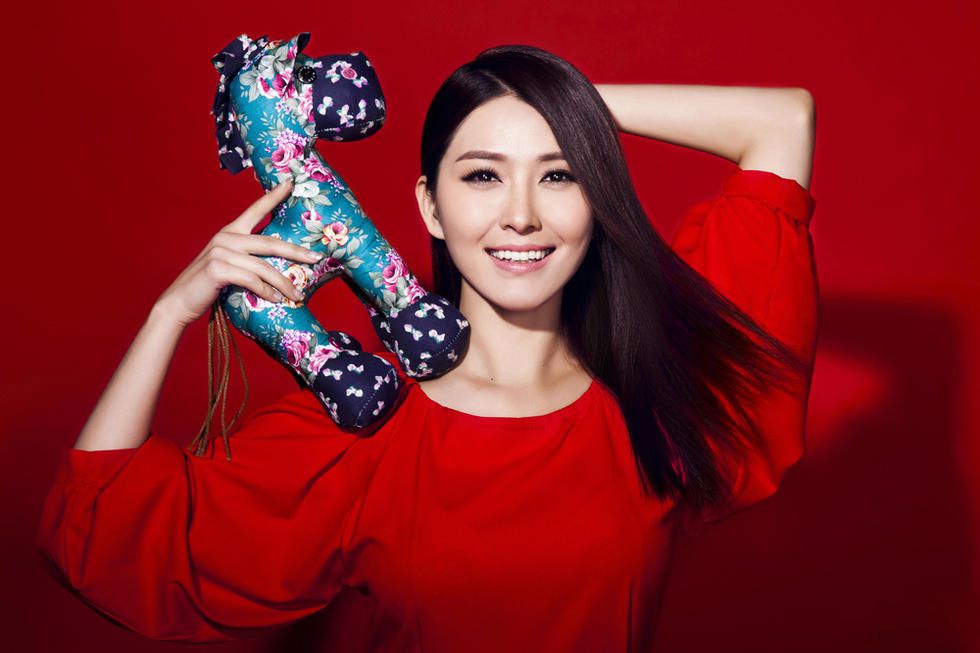 台湾美女徐洁儿马年性感红裙写真