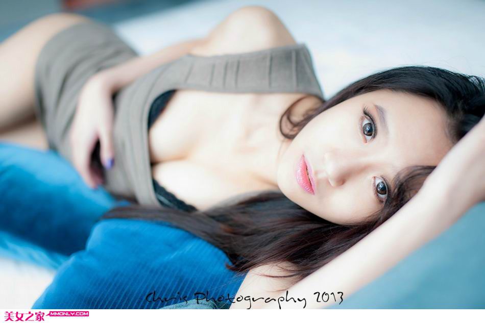 90后内衣美眉私房秀美乳写真