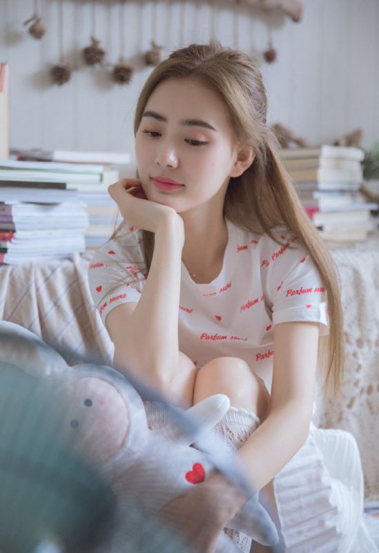 长发乙女白丝丝美足清秀美女写真图片