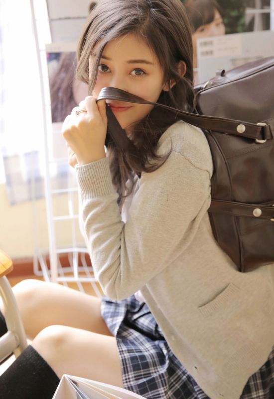 美女校花私房妖娆制服黑丝美腿诱惑性感图片