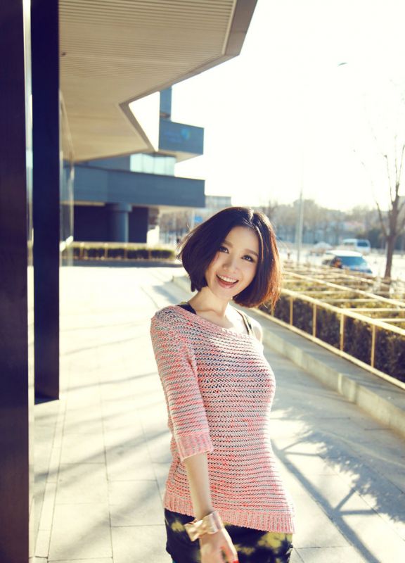 养眼气质美女姚贝娜室外写真照