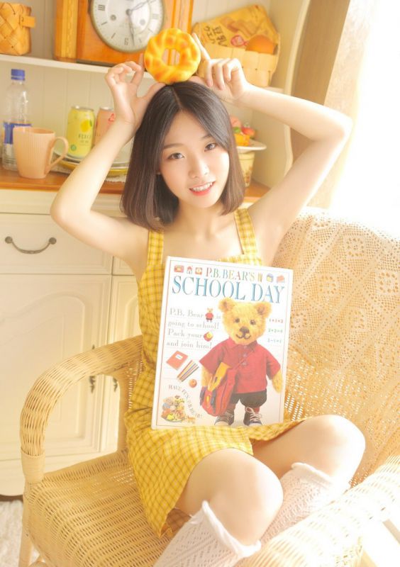 短发曲奇少女风趣可爱丝袜美女写真