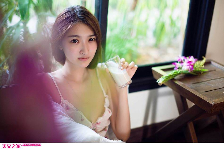 居家小美女甜美可爱写真