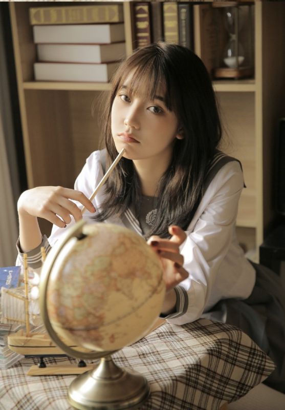 校园制服美女白丝美腿清纯养眼空灵气质御姐写真