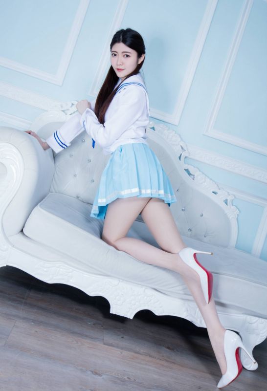 学生制服纯情妹子大胆肉丝长腿美丽诱惑写真