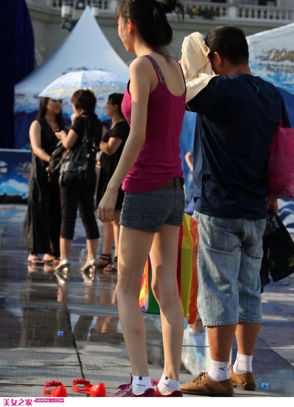 街拍短裤美女高清图集