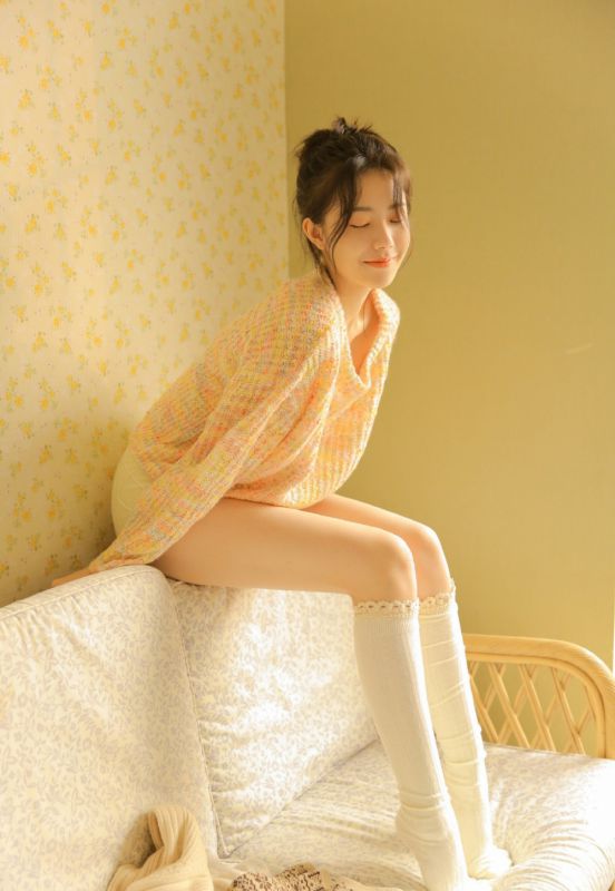 娇羞未成年美女私房白丝袜美腿居家天然诱惑写真图片