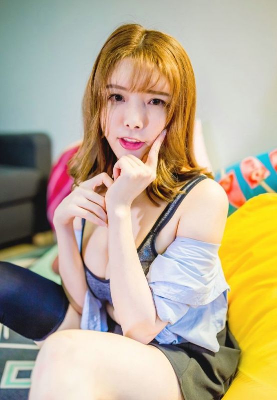 金色混血美女爆乳黑丝性感丝袜美腿气质写真图片