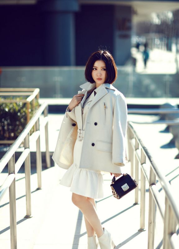 养眼气质美女姚贝娜室外写真照