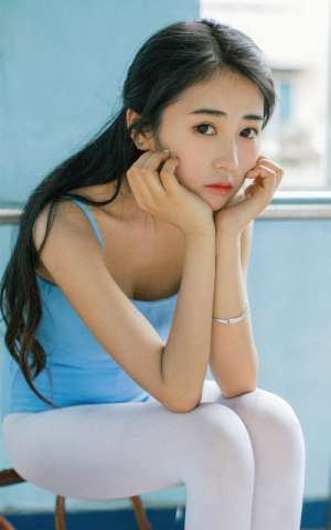 校园高颜值泳池美女湿身美乳白丝袜美腿写真