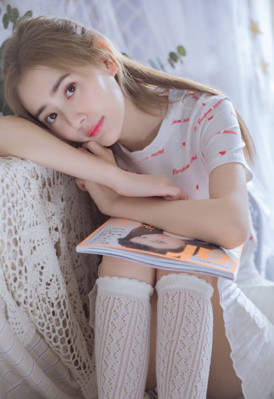 长发乙女白丝丝美足清秀美女写真图片