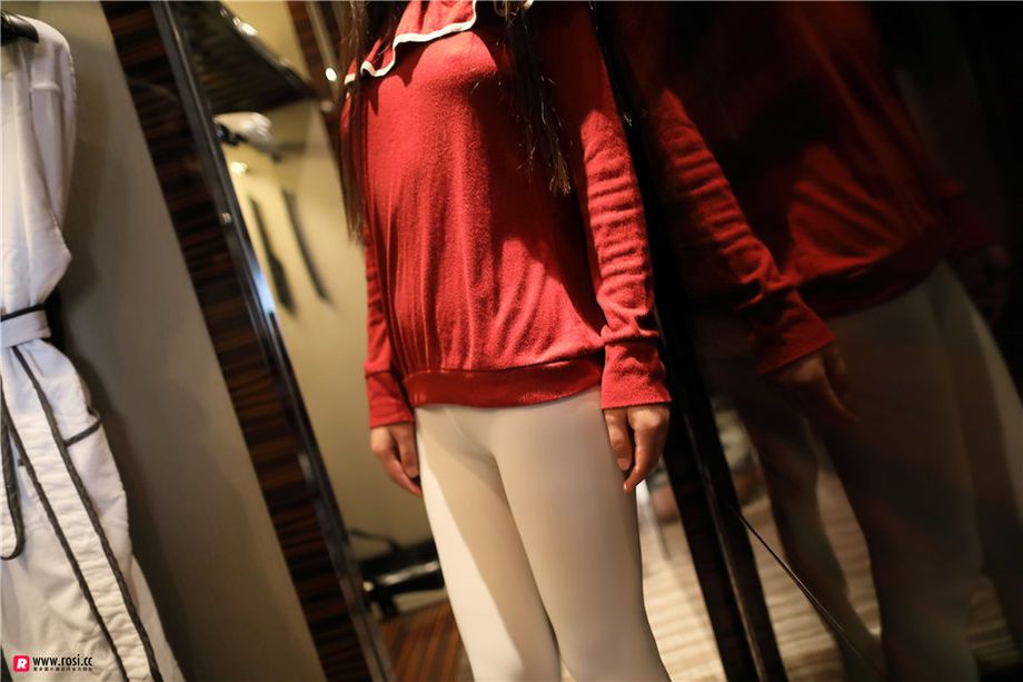 ROSI写真 00后萝莉学生妹白丝美臀写真照片第5张